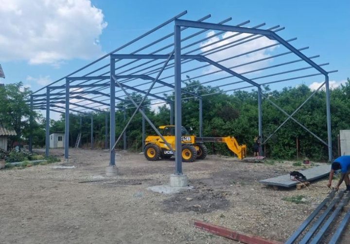 Vând hală metalică 8/15 10/20 le am pe stoc fac și alte mărimi orice mărime care dorește clientul oriunde în țară lucrăm la un preț foarte bun