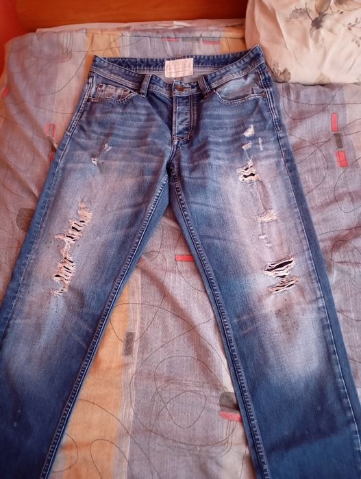 Мъжки дънки за ползване.