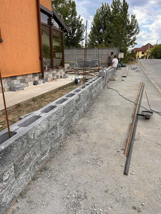 Garduri si porti din panouri stil jaluzele, tabla cutata, sipca metalica, plasa bordurata, fier forjat, BCA sau beton si alte modele la comanda