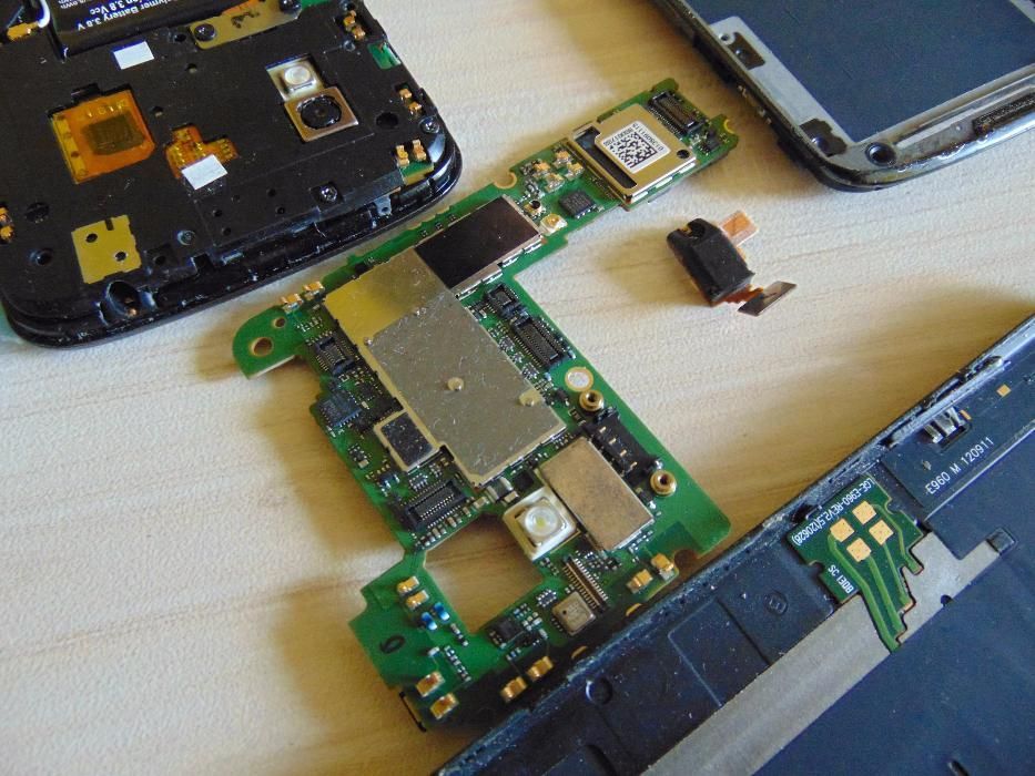 На части: Телефон LG Nexus 4 E960