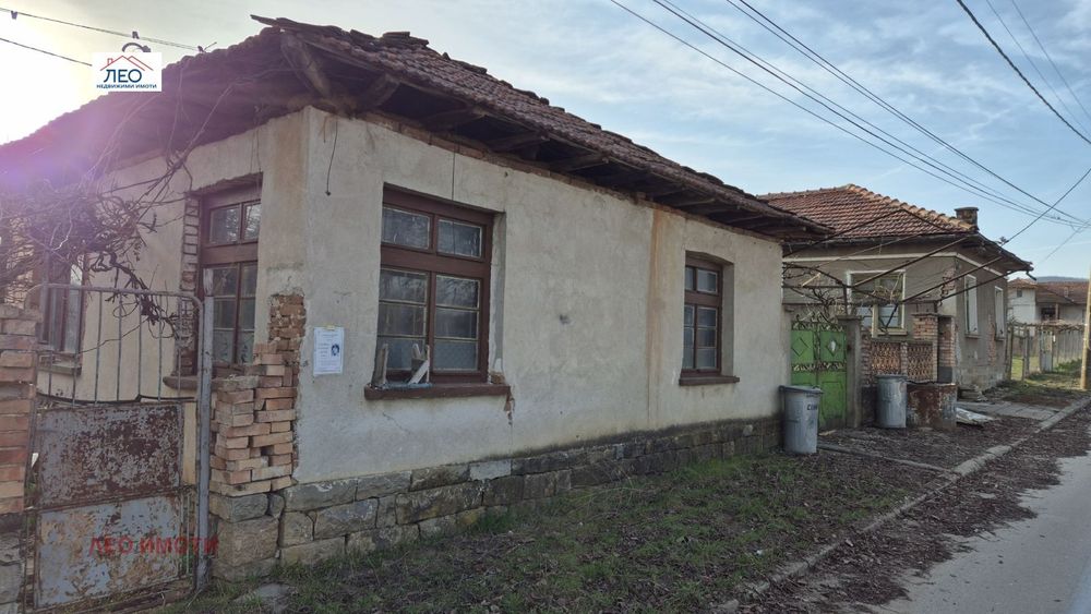 Продава къща в с. Сенник