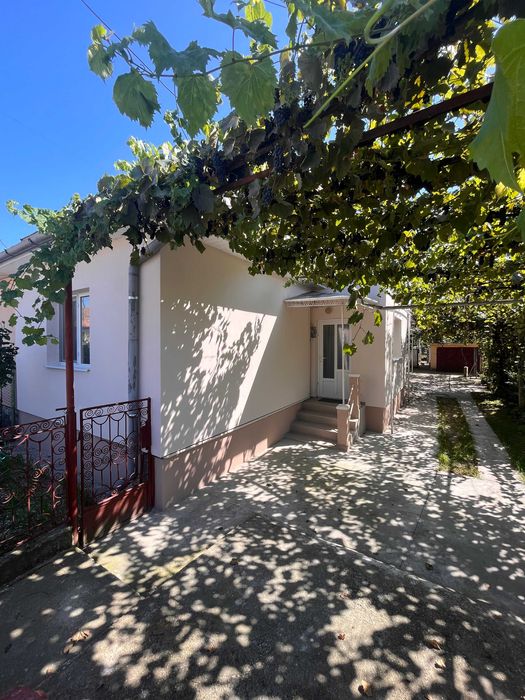 Inchiriez - Apartament 2 camere (la casa / cu acces gradina / parcare)