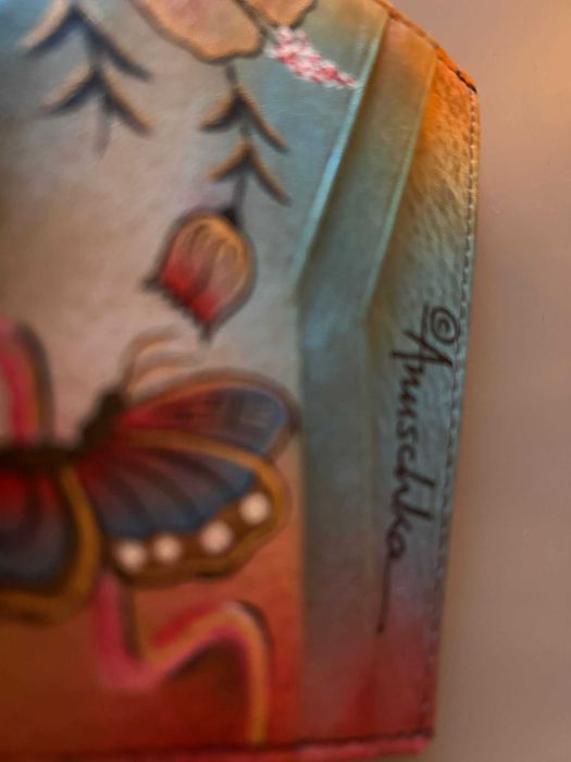 Portofel feminin Anuschka – mic, pictat manual, elegant și practic