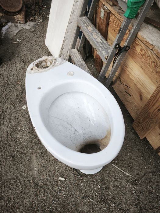Унитаз продам. Целый за 5 тыс тг