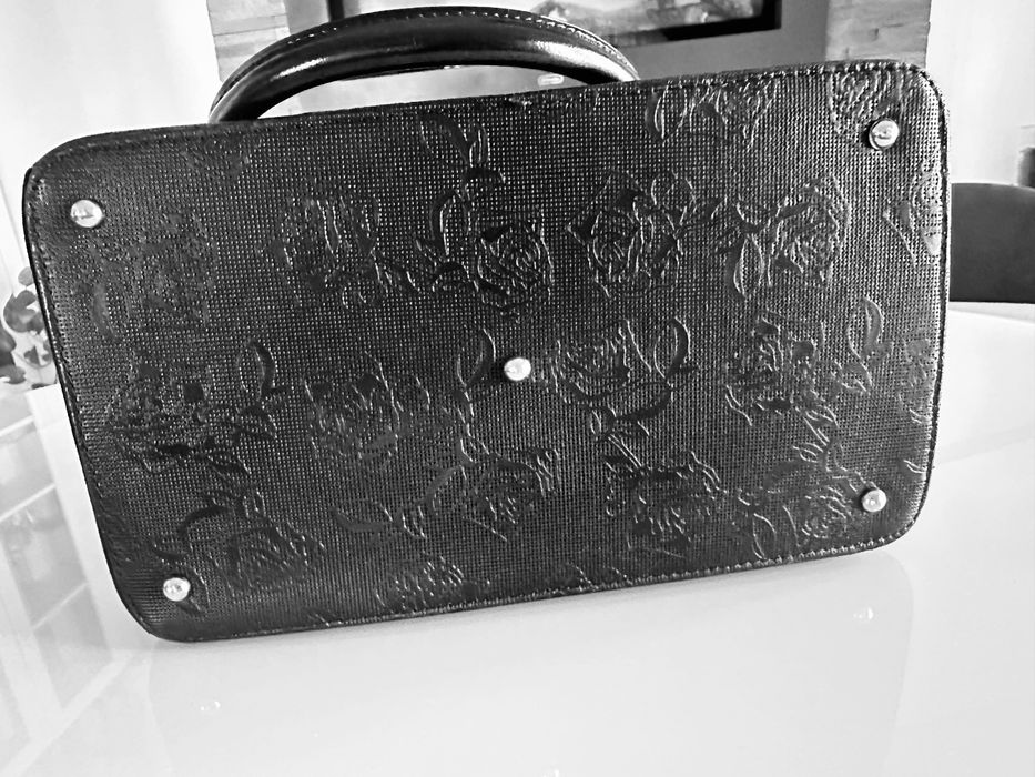 Geanta din piele neagra si piele intoarsa