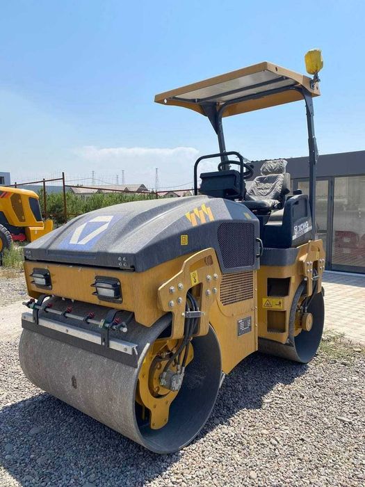 Двухвальцовый виброкаток XMR403 (4 тн.)