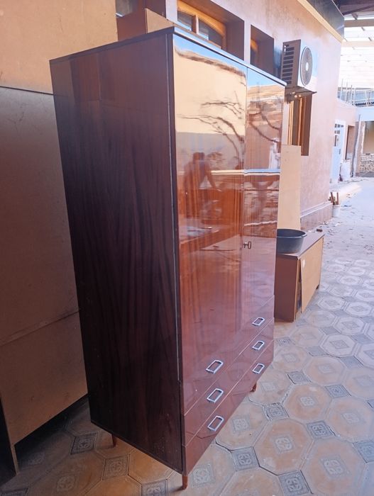 Шкаф из красного дерева