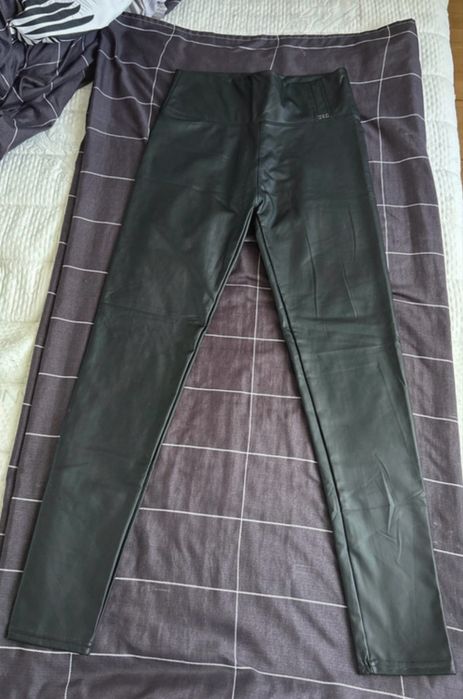 Pantaloni imitatie piele marime S/M