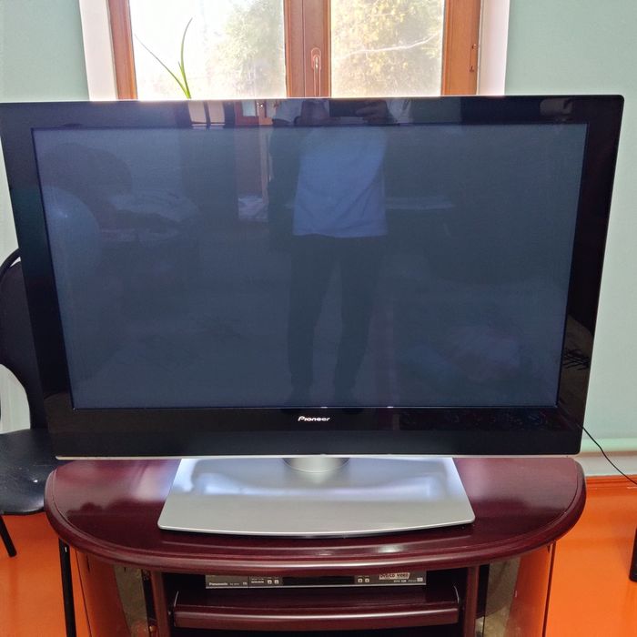 Продам телевизор и тумбу.