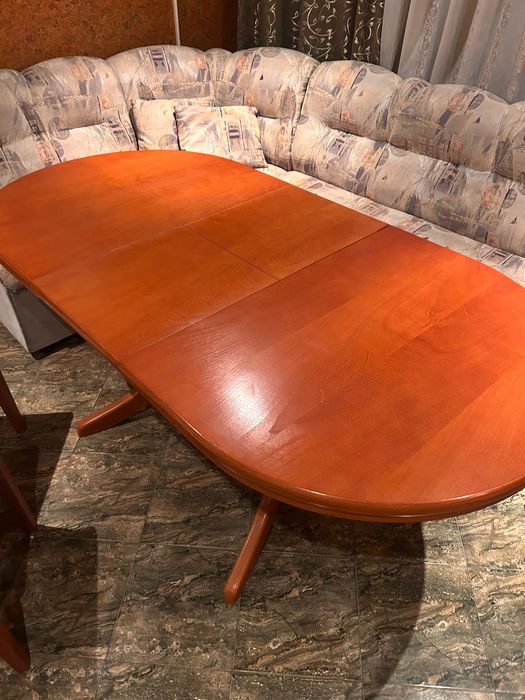 Продавам масивна маса от дъб със столове