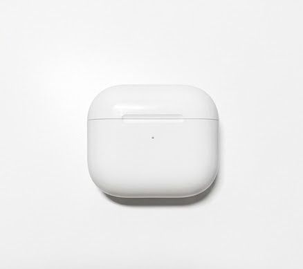 Casti AirPods 4 noi