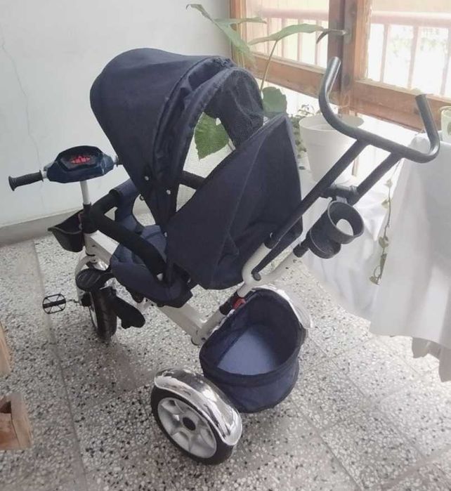 Триколка 4в1 с въртяща се седалка, светлина & музика