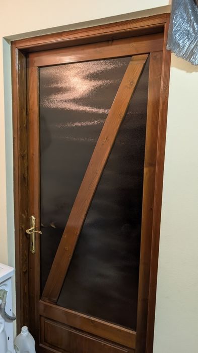Uși din lemn cu sticlă mată