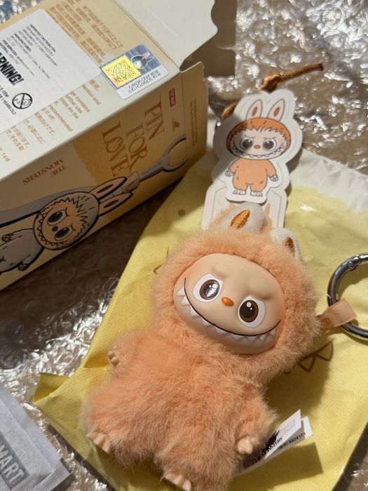 Оригинал The Monsters Pin for Love (Labubu)  Pop Mart  - Буква “J”