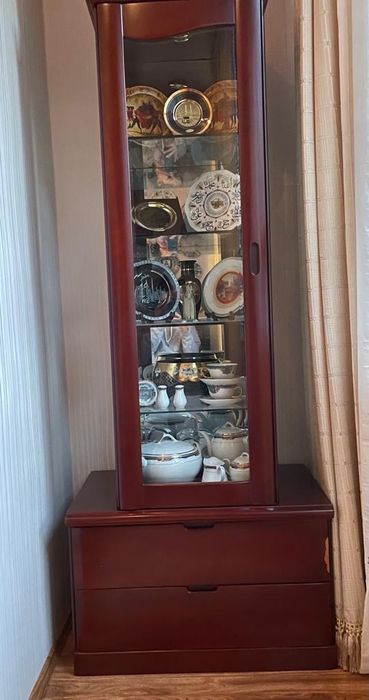 Шкаф ветрина чистое дерево