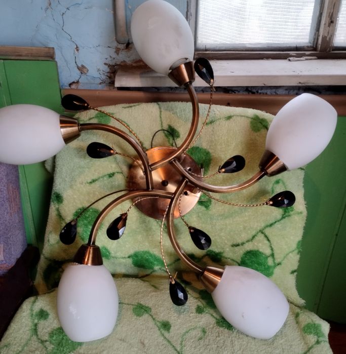 Продам красивую люстру