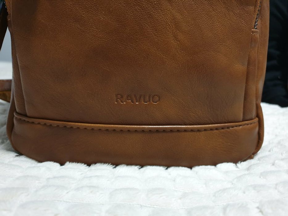 Нова. Дамска  оригинална раница/чанта за през рамо (sling bag) на марката RAVUO.