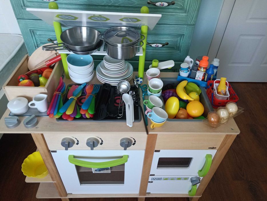 Дървена детска кухня с посуда 70 €