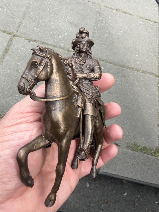 Статуетка на PAPO. Декоративна фигурка