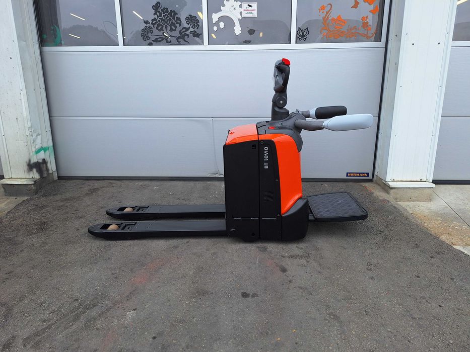 Електрическа палетна количка TOYOTA LPE200B с платформа (НОВА)