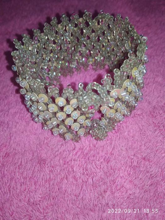 Продается вязанная кепка -берет (2 шт)и бижутерия