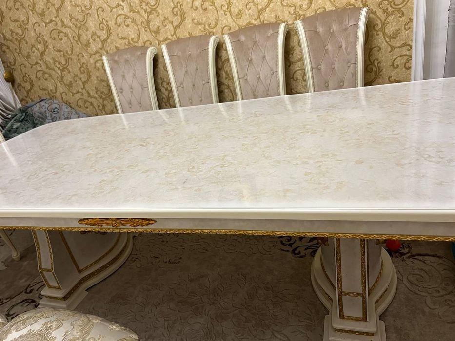 Стол для гостиной новый