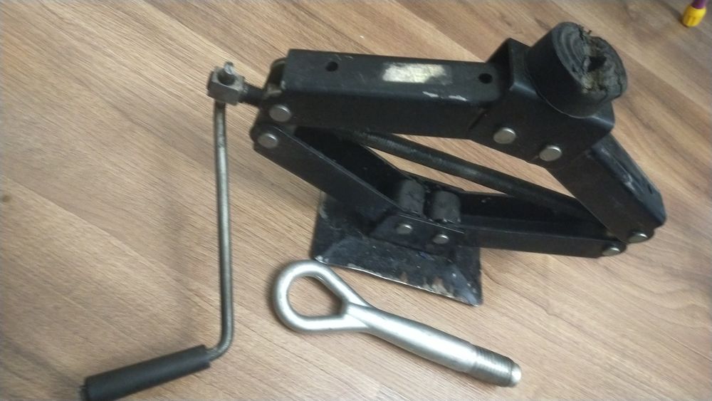 Продам домкрат на легковой машину