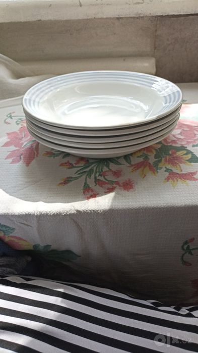 Продам фарфоровые глубокие тарелки.