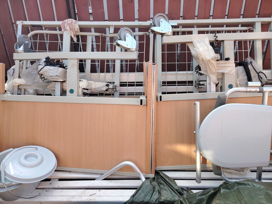 Vând pat pentru persoanele imobilizate la pat și scaun toleta