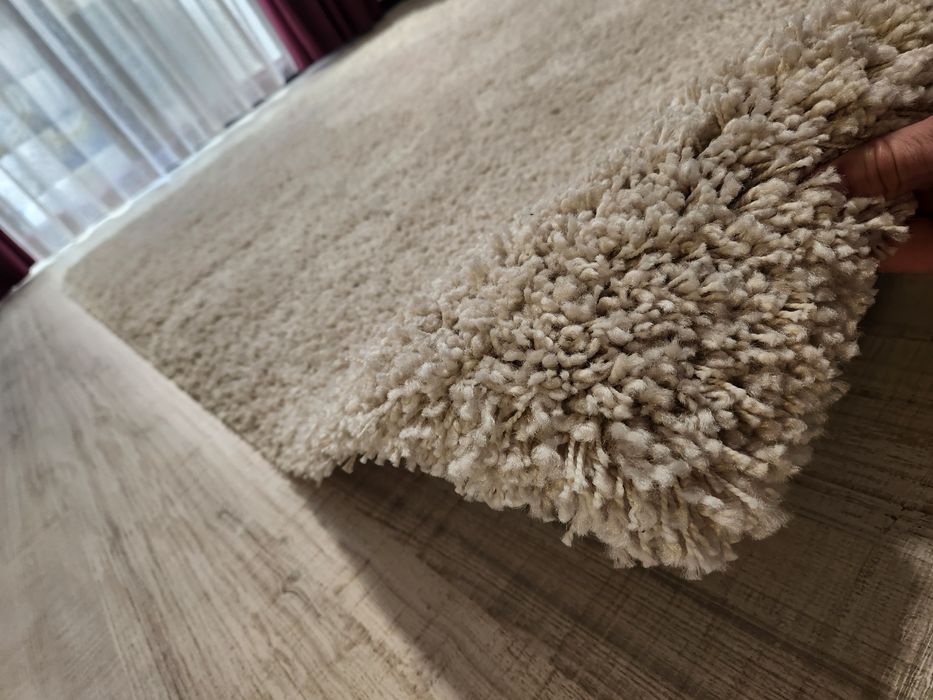 Vand 2 covoare alb/bej 140/200 fir mediu