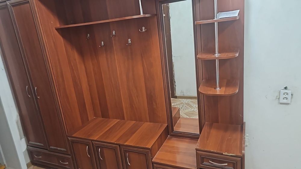Продам вместительную прихожую с зеркалом и шкафом
