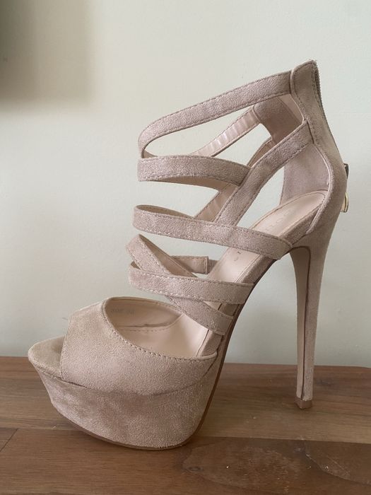 Бежови високи обувки с тънък ток