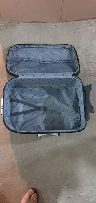 Valiză medie neagră