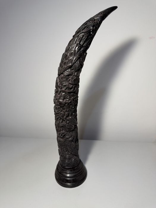 Corn sculptat artistic din rășină chinezească, maro închis și roșu