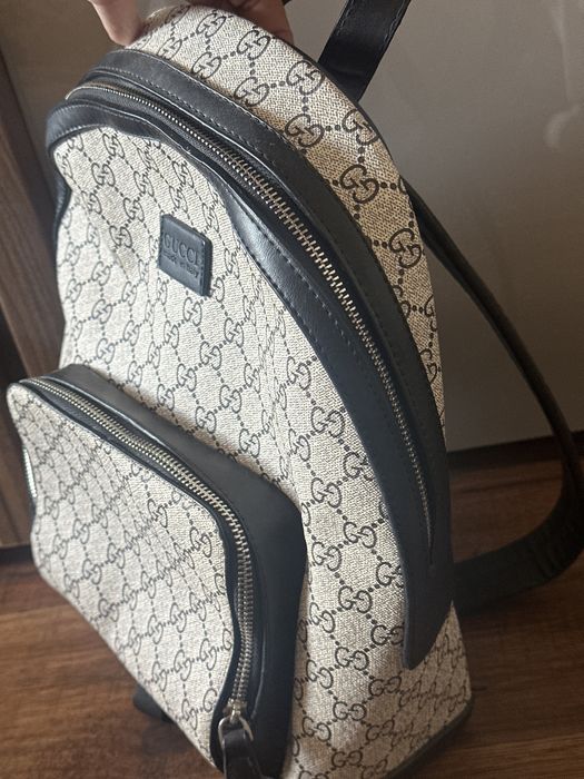 Gucci раница, дамска бежова чанта с монограмата на Гучи