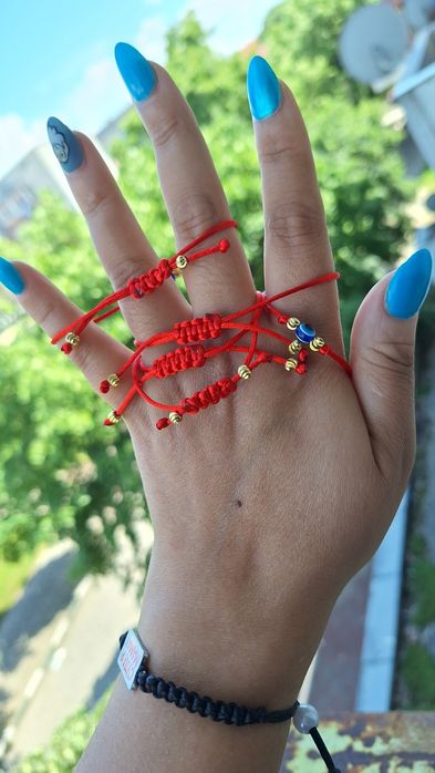 Гривна със синьо око и златен елемент