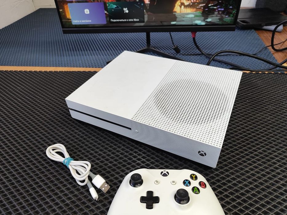 XBOX ONE S/геймпад оригинал/состояние хорошее/дисковод тихий.