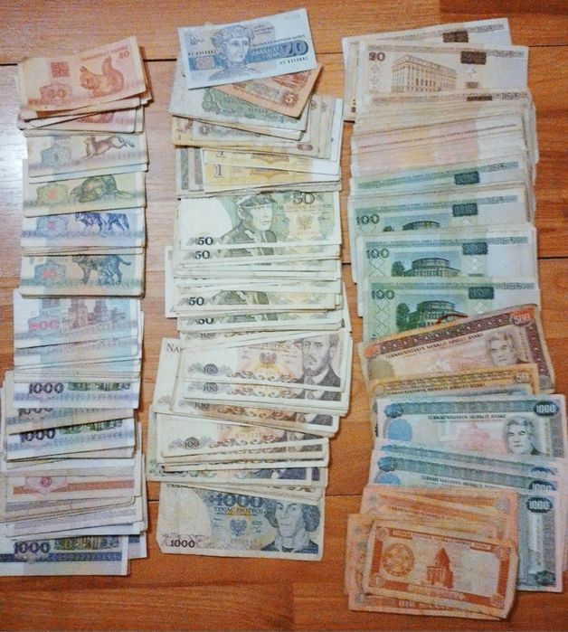 Бумажные банкноты. 2110 штук