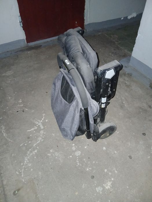 Продам детскую прогулочную коляску