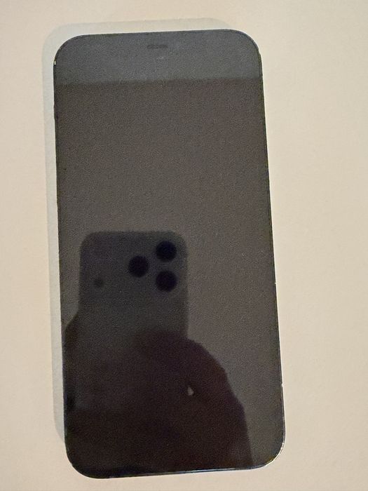 İphone 12 телефонът е добро състояние