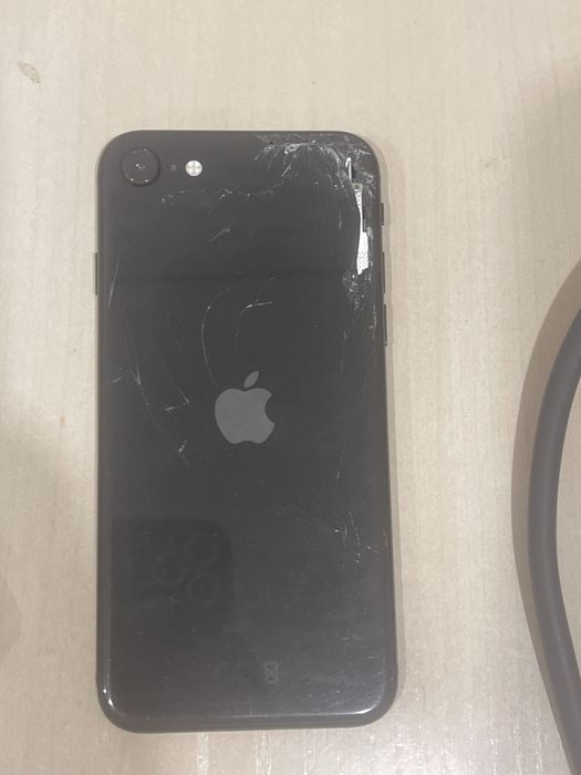 Айфон се 2020 64 гига айос 18