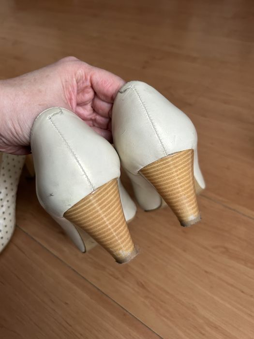 Дамски кожени сандали в бежово и бяло 38 номер