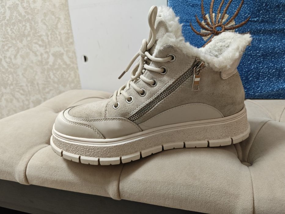 Ботинки зимние, светлые