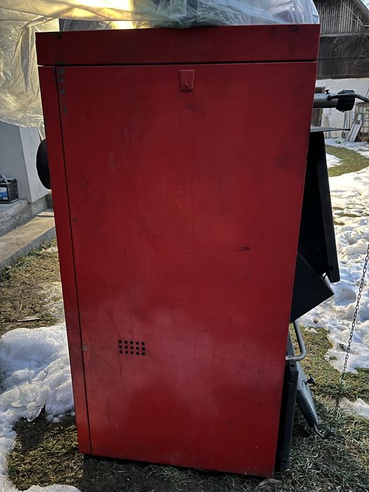 Vând centrală pe lemne