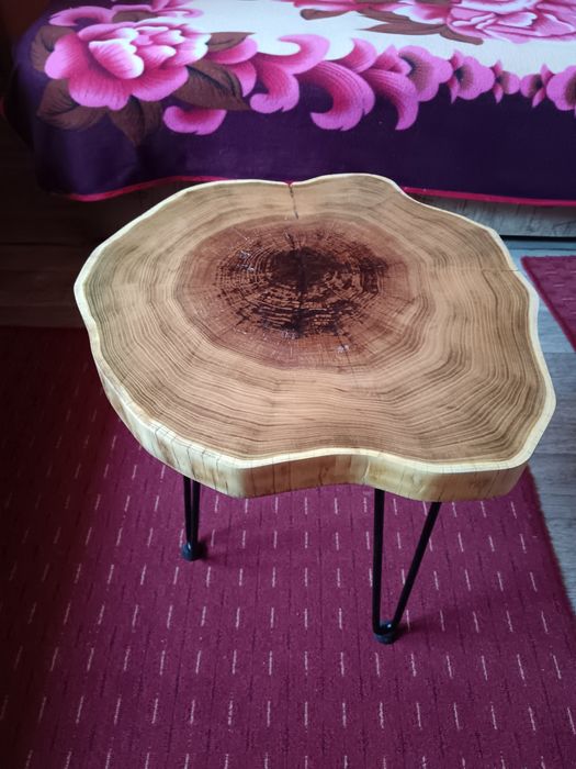 Măsuță rustică din lemn de salcâm