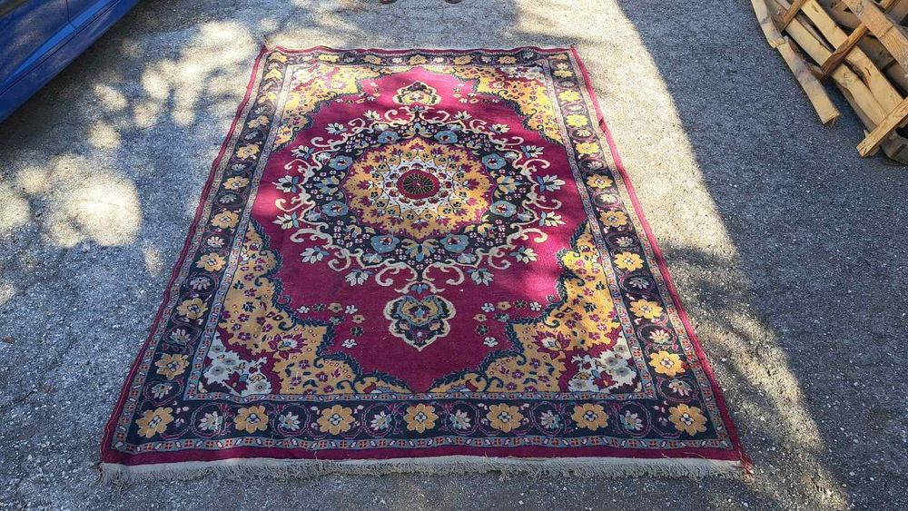 Персийски килим и мокетен