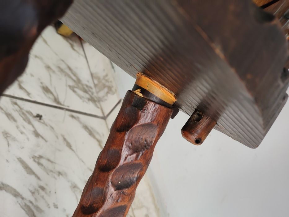 Испански рустикален или " бруталистически "стол с три крака