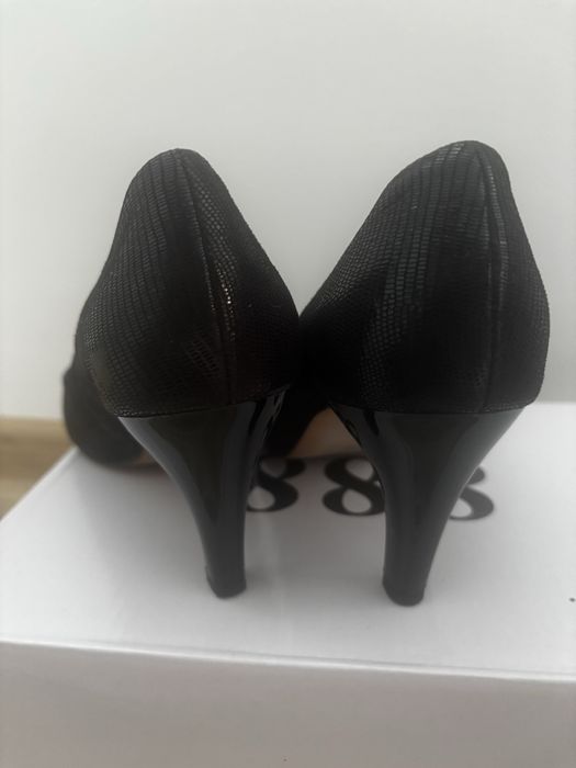 Черни обувки на ток!