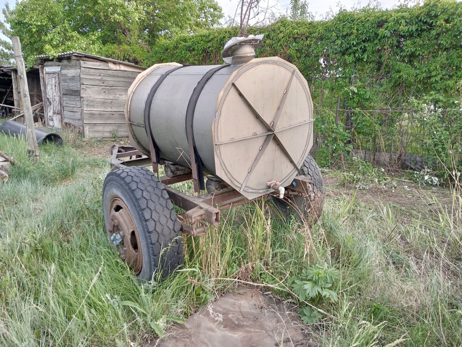 Прицеп-цистерна для питьевой воды.