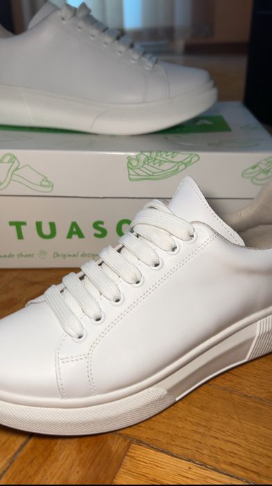 Чисто нови дамски бели маратонки